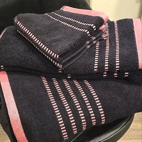 Juicy Couture Home Etched Stripe Bath Towel Set - Picture 6 of 8